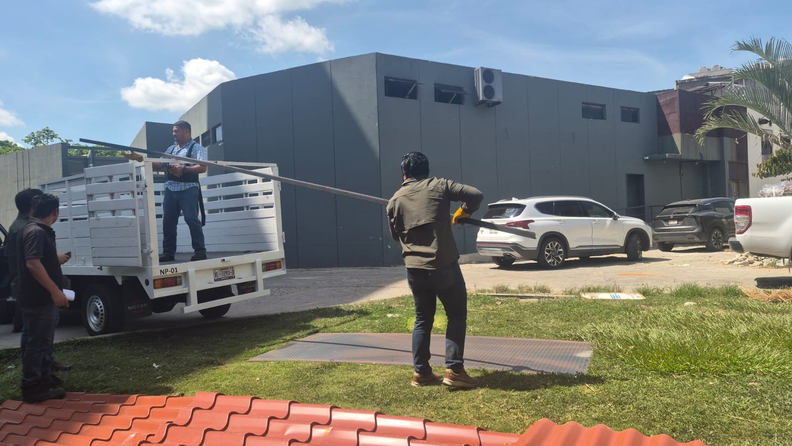 Equipo de Nexo Logística en maniobra de carga